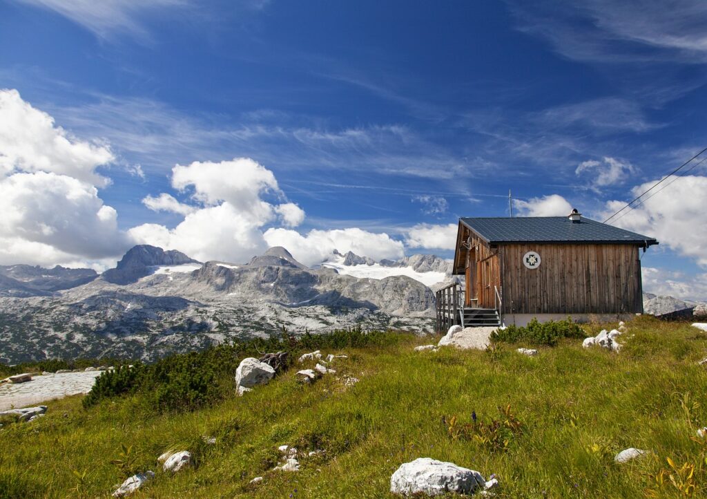 paysage dans les montagnes, avec une maison en bois et de l'herbe